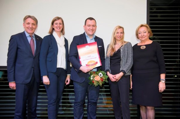 Überreichung der Urkunde für familienfreundliche Betriebe in der Steiermark