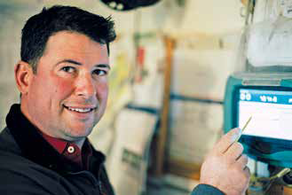 Peter Haring bedient die Technik im Kuhstall