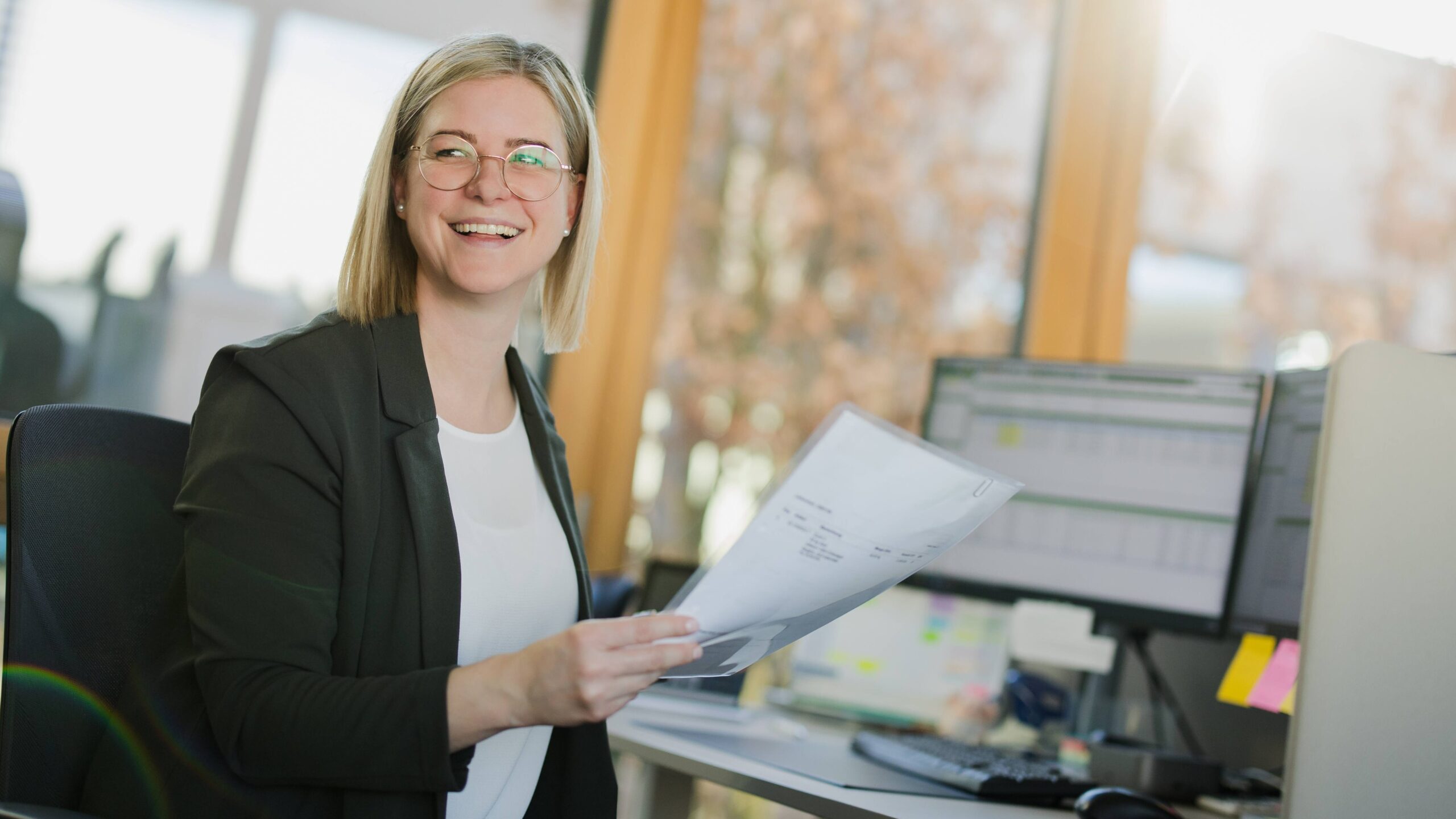 Office-Mitarbeiterin am Arbeitsplatz