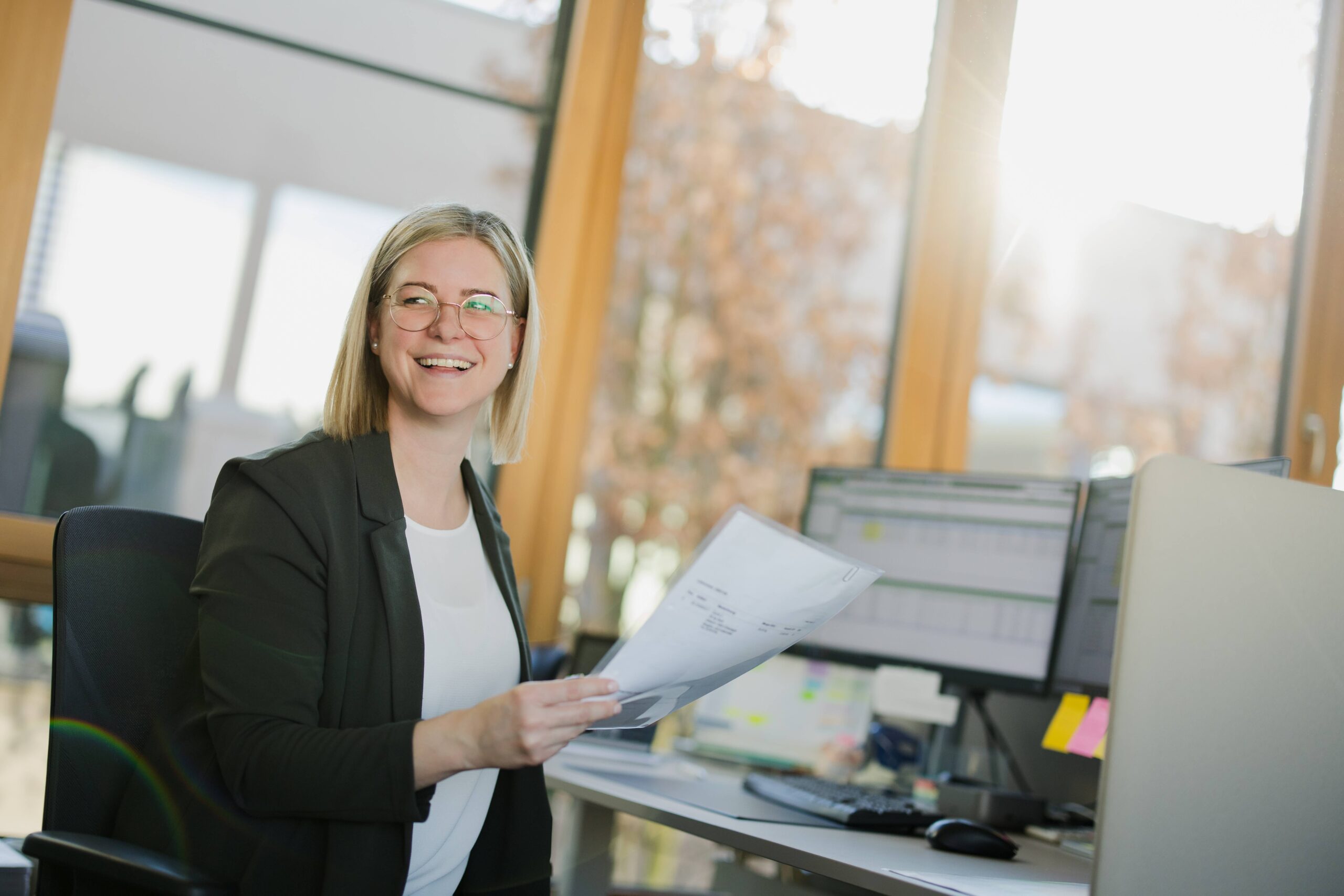 Office-Mitarbeiterin am Arbeitsplatz