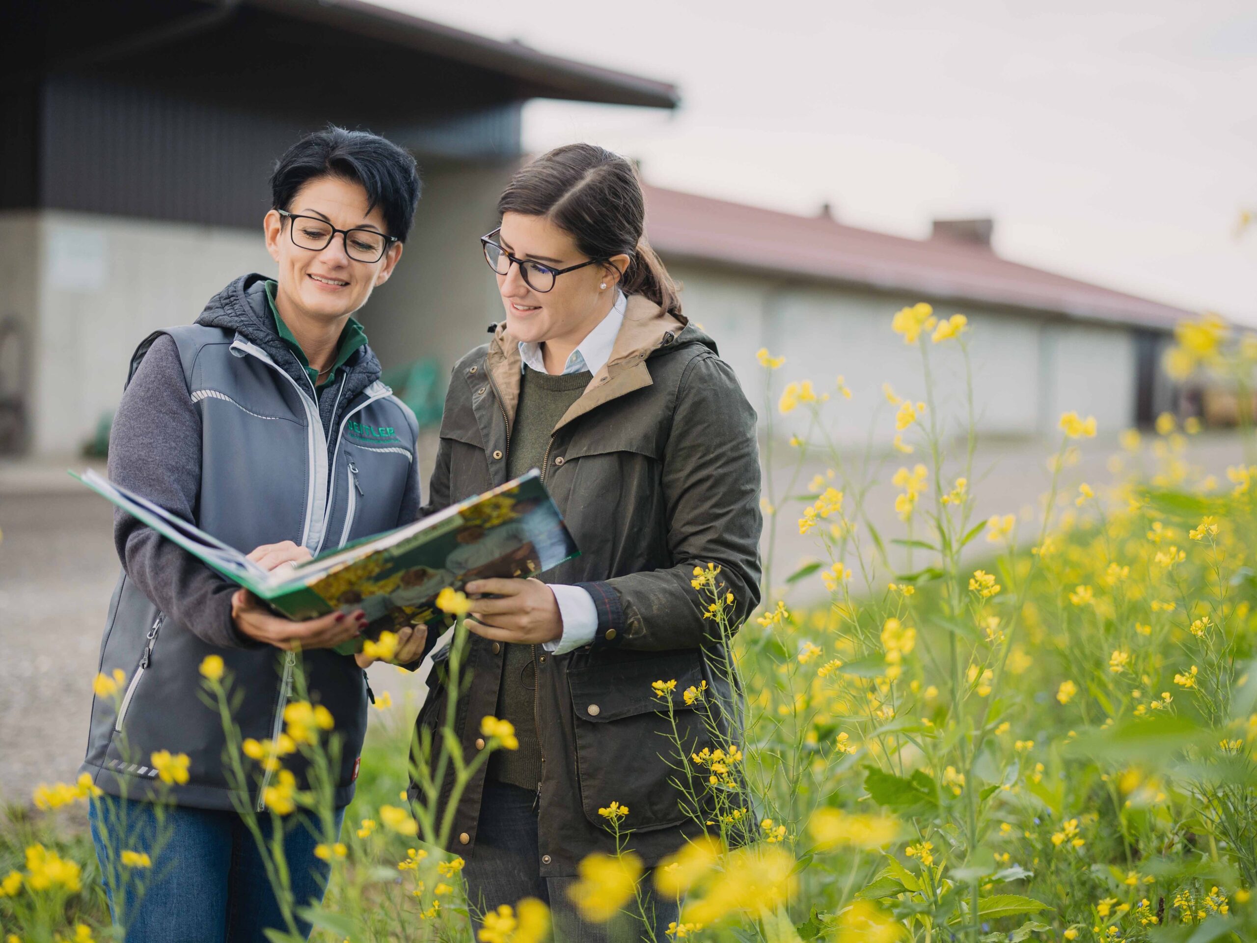 Zwei Frauen der Firma Jeitler bei einer Besprechung im Außendienst