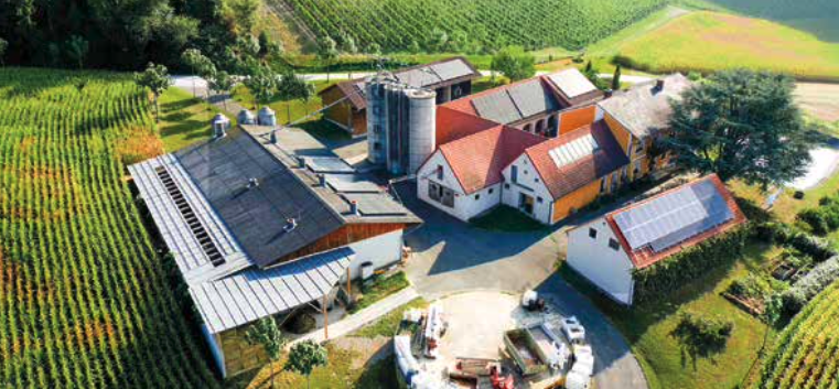 Ansicht des Betriebes der Familie Friedl von oben