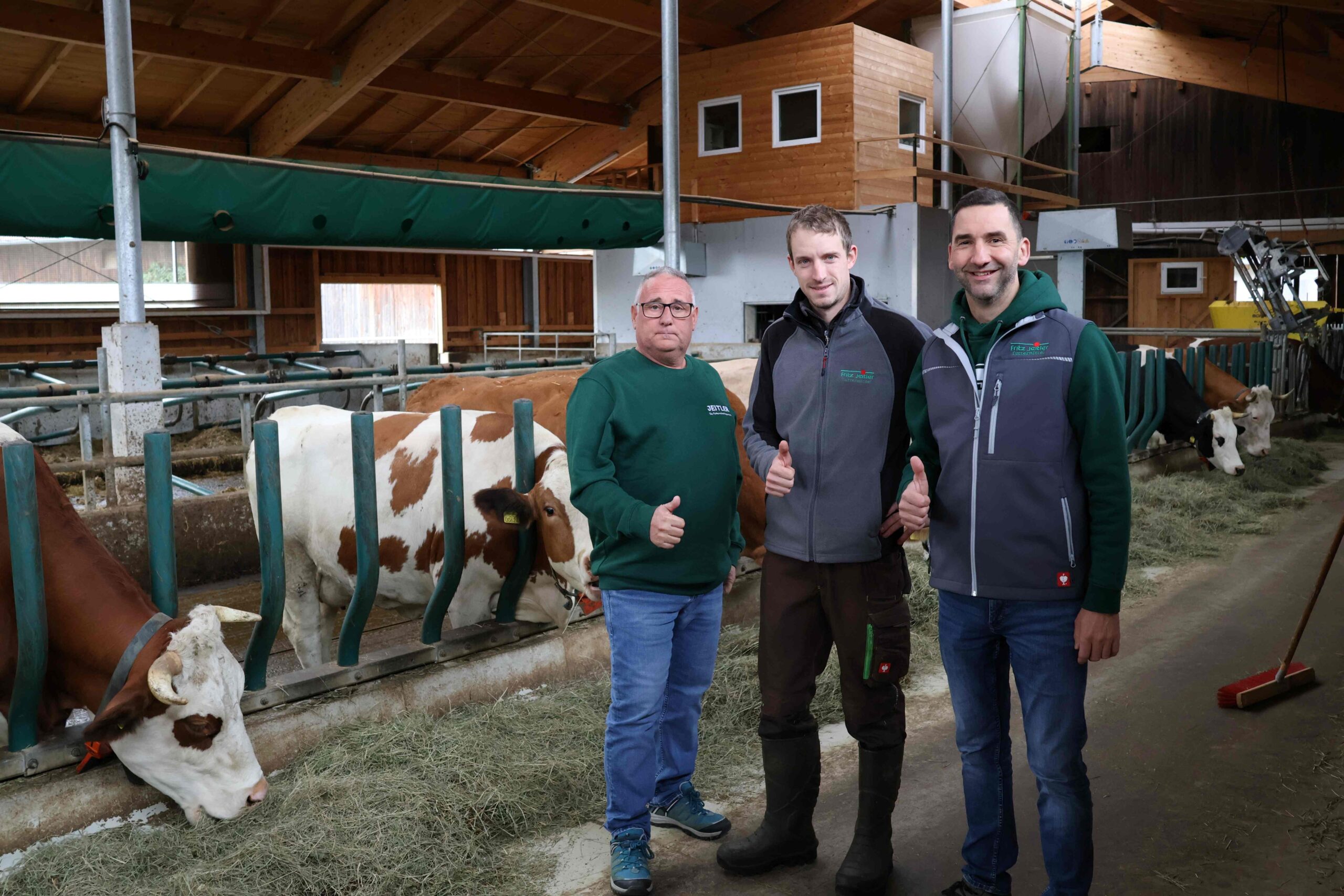 Familie Schwarz und Futtermittelexperte Thomas Sammer